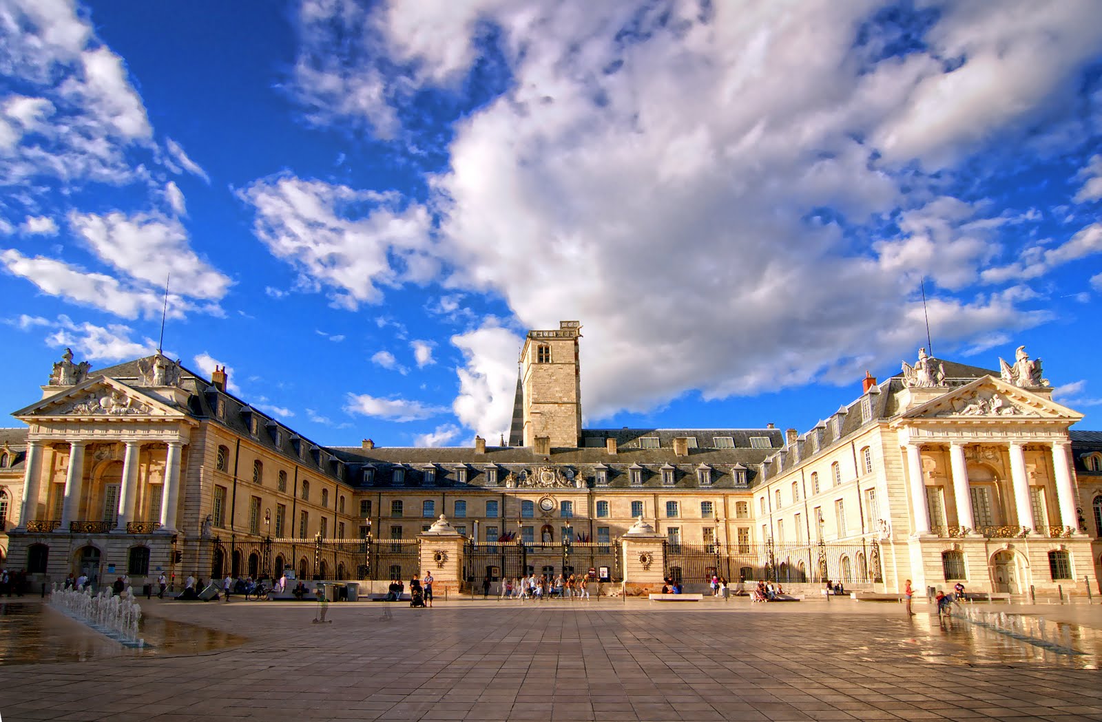 1000 words for France Palais des Ducs under clouds