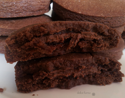 biscotti al cacao ripieni di cioccolato