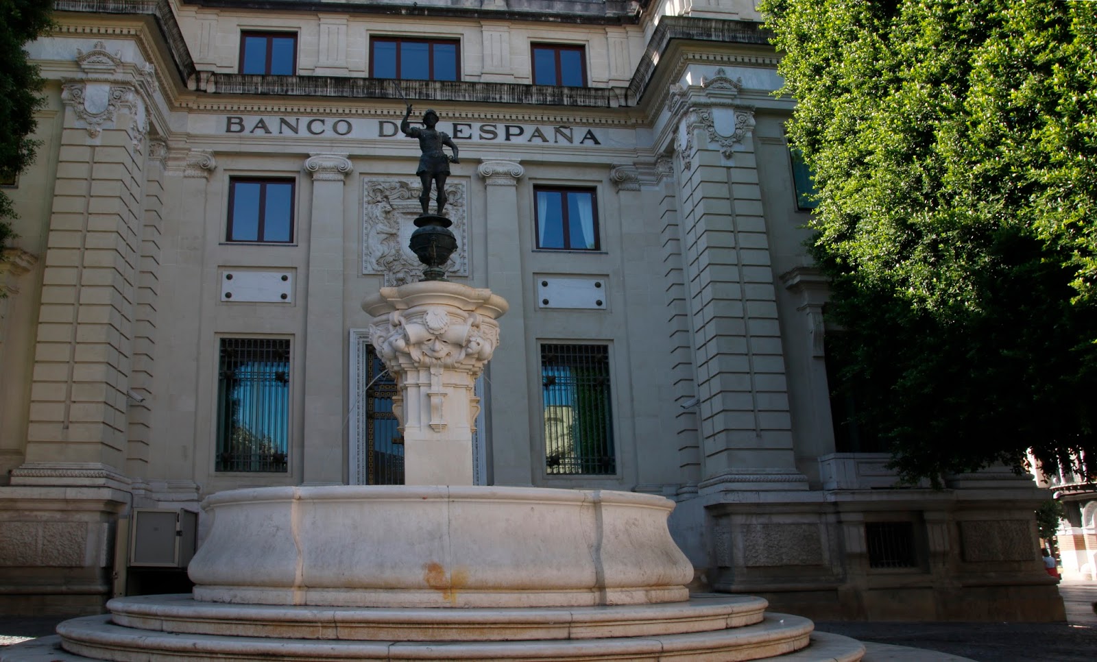 SEVILLA: Vandalizan la Fuente de Mercurio de la plaza de San Francisco.