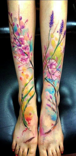 Esta linda colorida aquarela flor de tatuagem é um grande projeto para todas as mulheres lá fora. Flores, principalmente, representar a beleza natural e a natureza delicada.
