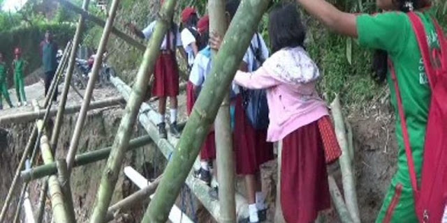 Mirisnya Indonesiaku, Para Siswa SD ini Musti Lewati Jembatan dari 2 Batang Bambu untuk ke Sekolah