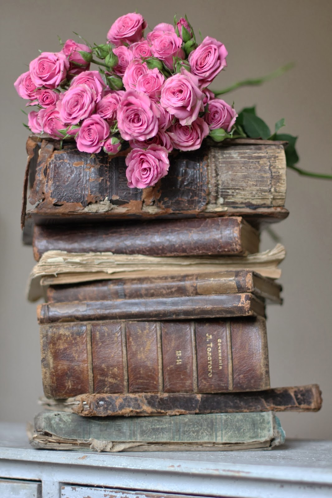 Год в цветах книга. Книга цветы. Декор из старых книг. Букет цветов и книга. Книга с цветами.