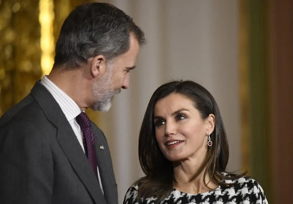 Queen Letizia wore Hugo Boss Clady houndstooth top and Riami houndstooth pencil skirt. Boss Catifa wool cashmere shawl collar coat