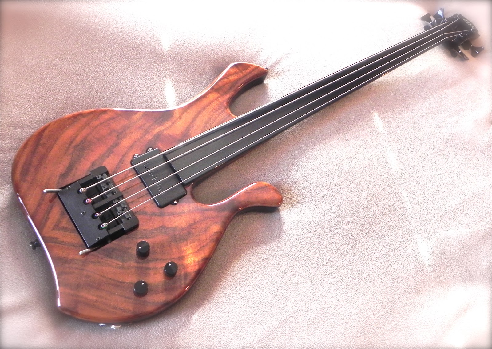 An Inaudible Hum Noise & the Tyranny of Form LOW ARCHITECTURE 8 ZON HYPERBASS