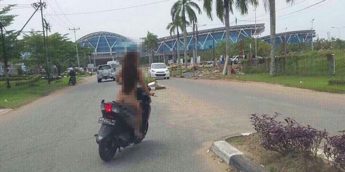 Waduh, mba-mba tanpa busana mengendarai Vario di Bandara Supadio