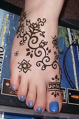 http://2.bp.blogspot.com/-6DJ9PYvhjlI/TfiIws9u2KI/AAAAAAAACnQ/N2fErfrH_p0/s1600/Henna-Foot-small-Tattoo-Design.jpg
