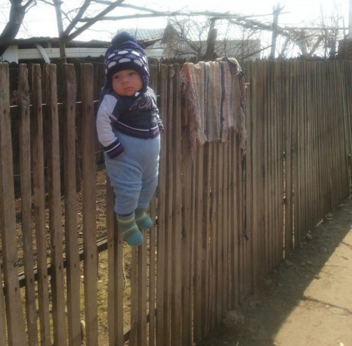 Муж разрешил сыну. Смешной забор. Парень повис на заборе. Забор для детей. Девочка на заборе.
