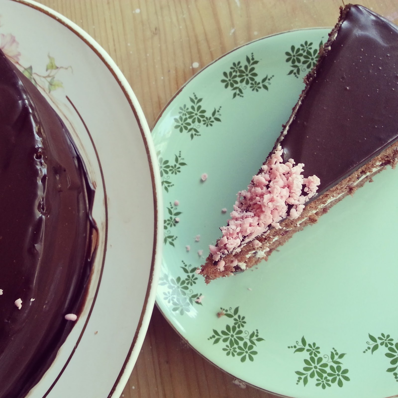 ÇİLEK REÇELİ KREMALI GANAJ PASTAGiZ�Li TAD