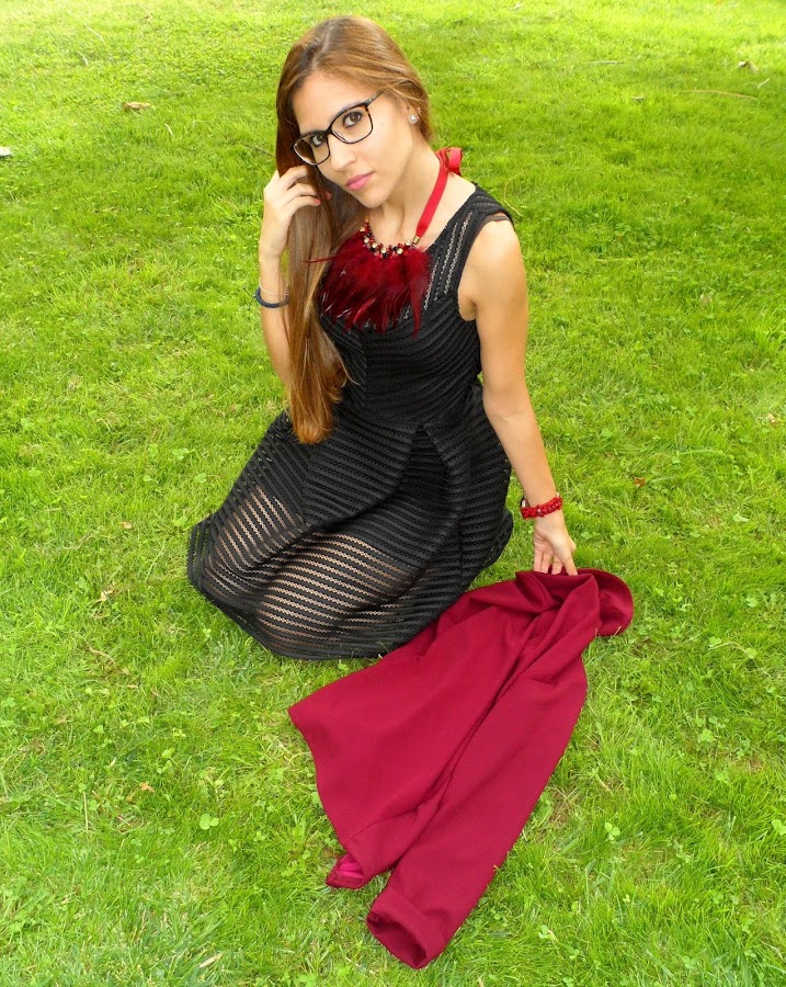 Vestido negro calado, blazer burdeos y mocasines blanco y negro