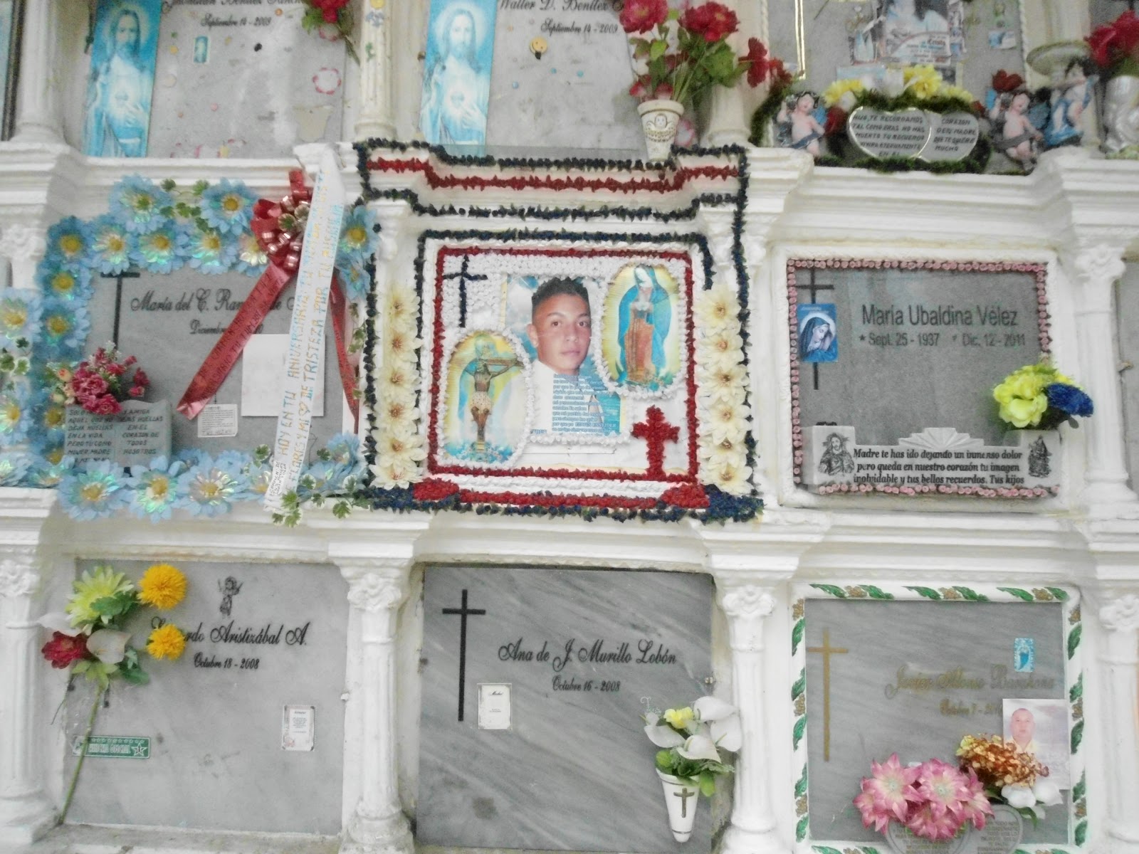 Mas allá de las tumbas. ( Cementerio San Pedro y Campos de paz