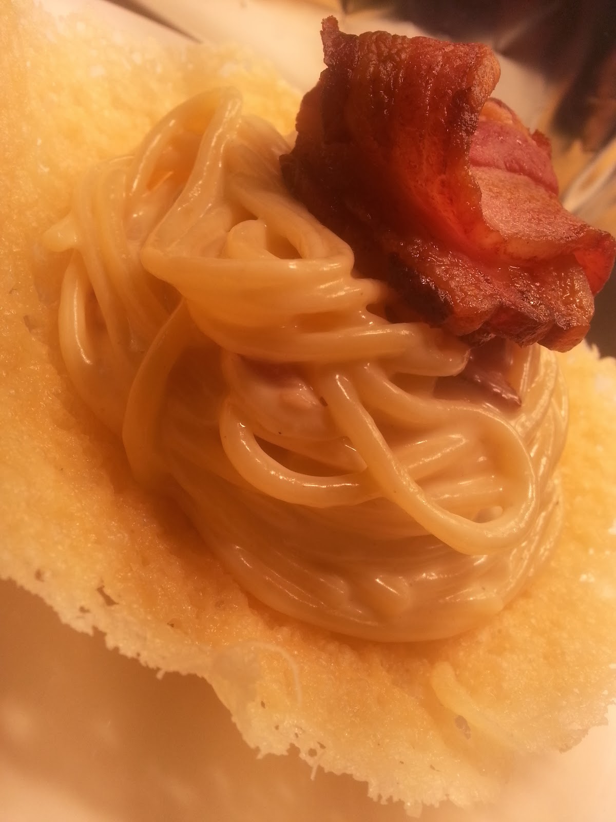 The Supreme Spaghetti alla carbonara in cialda di pecorino romano﻿