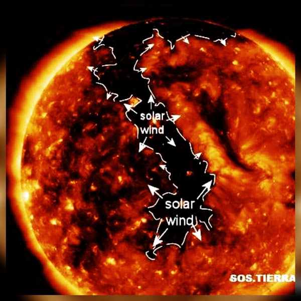 Un gran agujero en forma de cañón se ha abierto en la atmósfera del sol. Un gran agujero en forma de cañón se ha abierto en la atmósfera del sol.