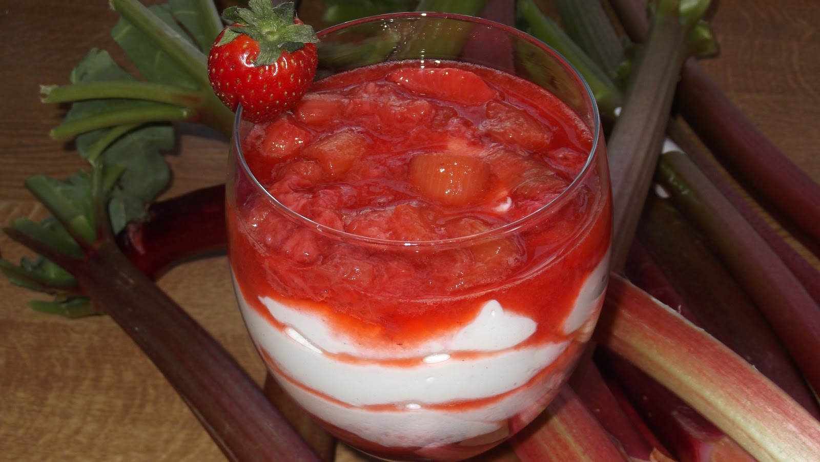 holistic health: Erdbeere-Rhabarber-Kompott mit Vanillecreme