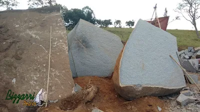 Extração de pedra de granito bruto sendo cortado para execução de pedra paralelepípedo para pilares de pedra.