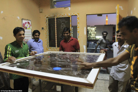 Goc khuat tran trui cua nguoi lao dong ngheo dang sau anh hao quang cua Dubai - Anh 11