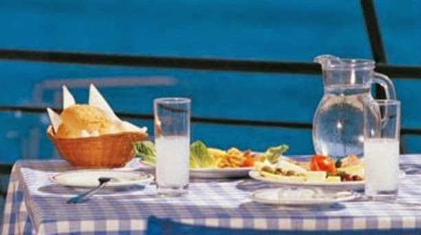Γιατί το ούζο αλλάζει χρώμα μόλις του ρίξουμε νερό;