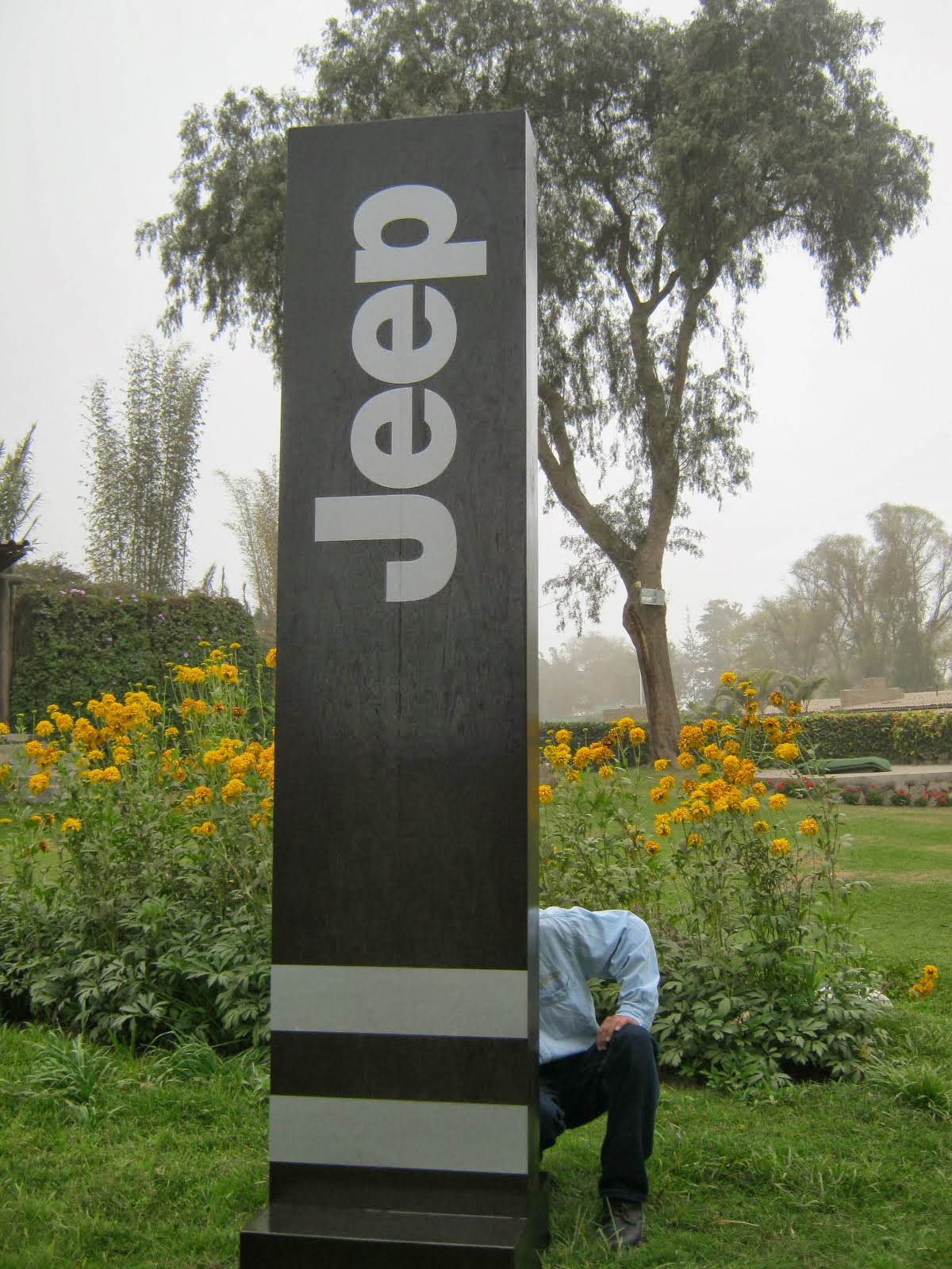 jeep - totem enchapado en madera nogal