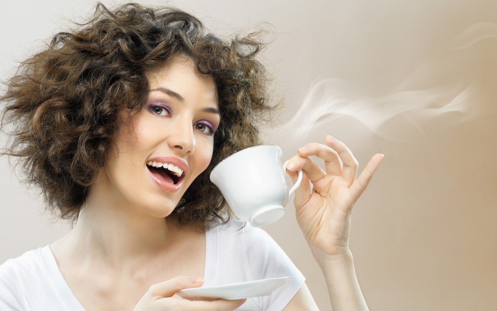 Доброе утро с красивыми женщинами прикольные. Девушка с чашкой кофе. Девушка улыбается. Девушка пьет кофе. Девушка с кружкой кофе.