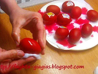 Πασχαλινά αυγά - πώς τα βάφουμε με φυσικές βαφές ή του εμπορίου ⇒ από «Τα φαγητά της γιαγιάς»