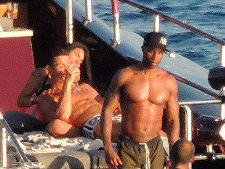 Ronaldo 'khoa moi' va mua cot ben nguoi dep 'nguc khung' - Anh 12