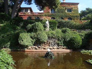 Magnífico estanque rodeado de vegetación Magnífico estanque en los jardines de Santa Clotilde en Lloret de Mar