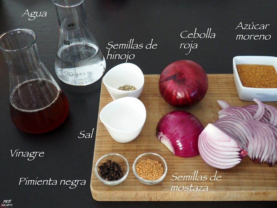 Cebollas rojas encurtidas en una salmuera agridulce de vinagre y especias