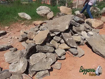 Pedra moledo para construção de caminhos de pedra no jardim.