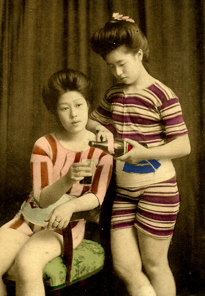 37 Rare Color Photos of Young Japanese Girls Posing in Bathing Suits