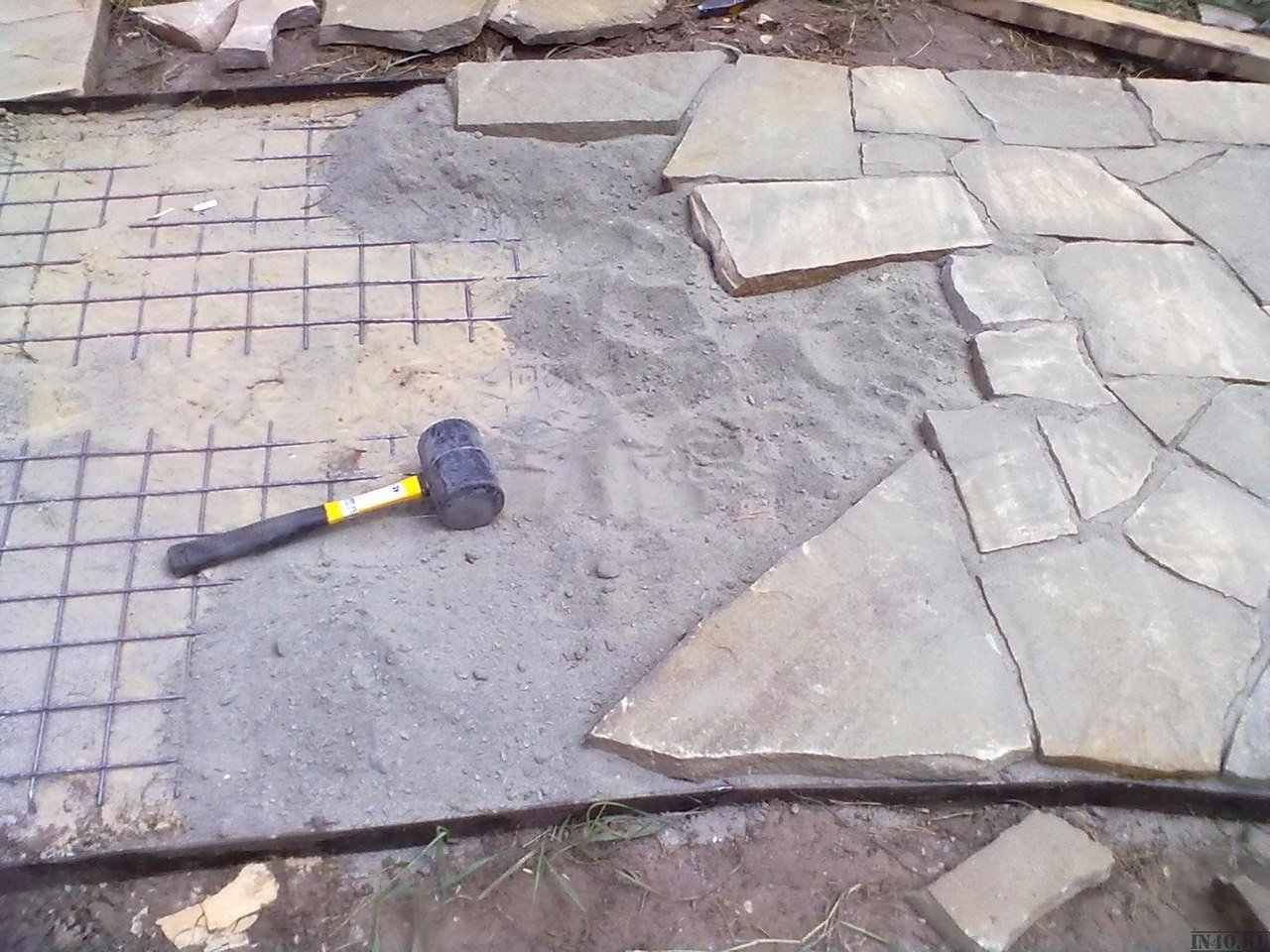 Укладка природного камня. Укладка камня на дорожки. Укладка природного камня на бетонное основание. Укладка плитняка на бетонное основание.