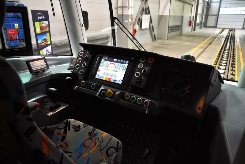 Кабина трамвая. Кабина трамвая Pesa. Кабина трамвая Витязь. Кабина трамвая Витязь модель 1:10. Кабина машиниста трамвая