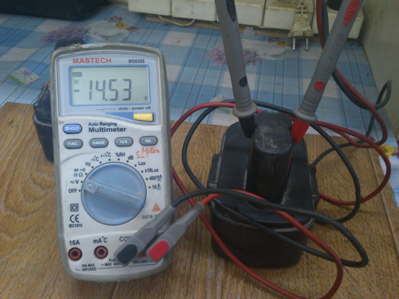 Как проверить напряжение мультиметром зарядное устройство. Измерения вольтаж мультиметром аккумулятор. Замерить напряжение аккумулятора мультиметром dt832. Как проверить зарядник мультиметром. Замер силы тока мультиметром на зарядном устройстве аккумулятора.