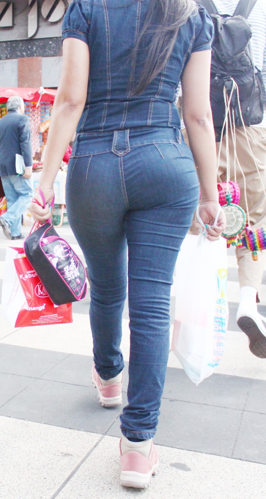 Latina walking with tight jeans showing pawg | Divine Butts - Candid