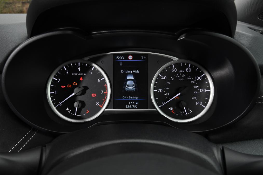 Nissan almera приборная панель. Nissan almera 2013 приборная панель. приборы авто ниссан. приборная панель ниссан кашкай j11. Nissan 370z спидометр.