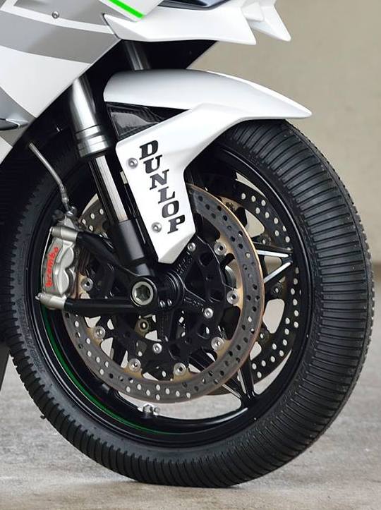 Modifikasi Kawasaki Ninja H2R berwarna putih oleh Trickstar Racing Japan ini simpel tapi keren