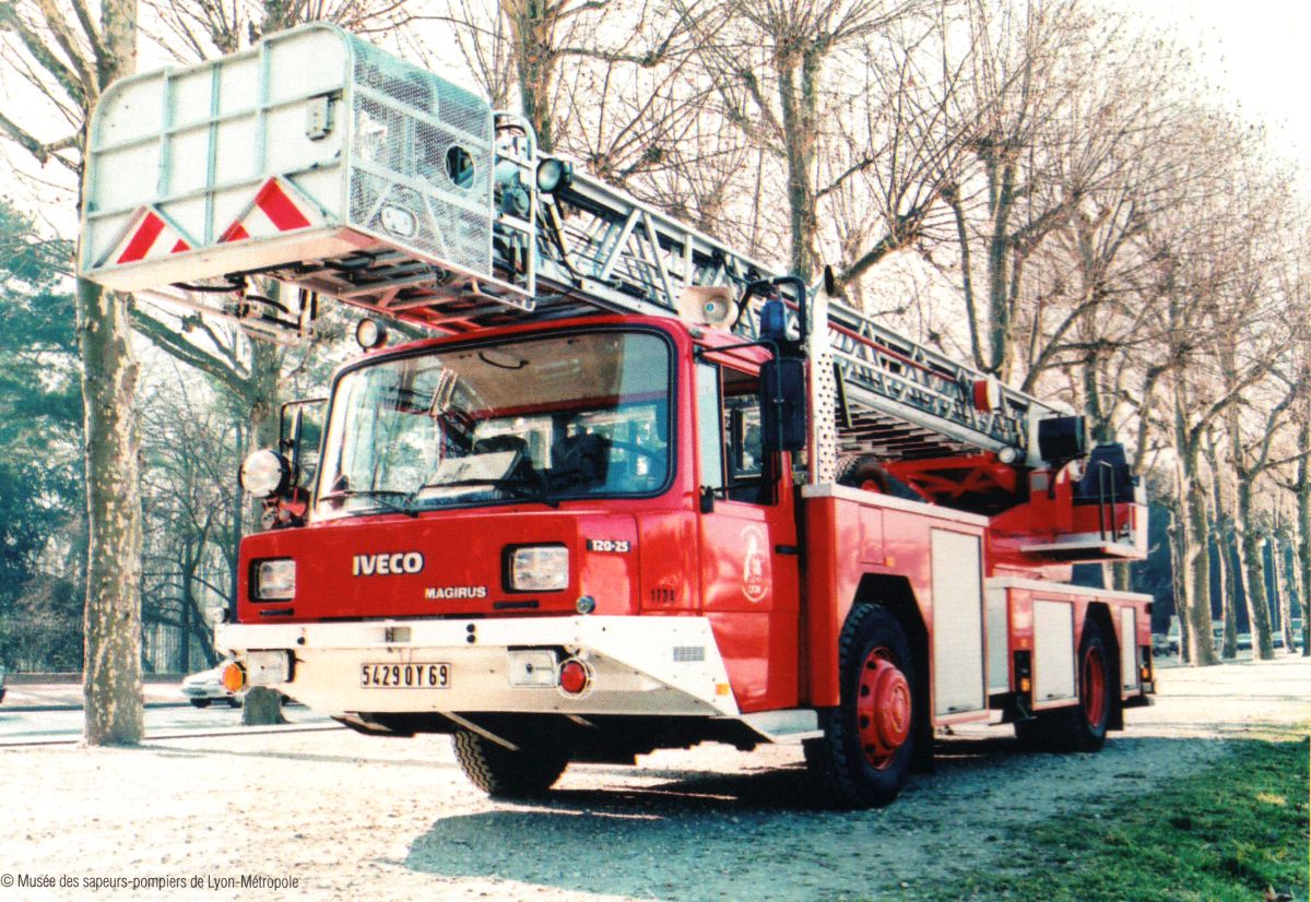 Camion de pompier Fascination Pompiers Miniature Metz DLK 23-12 Mercedes-Benz 14