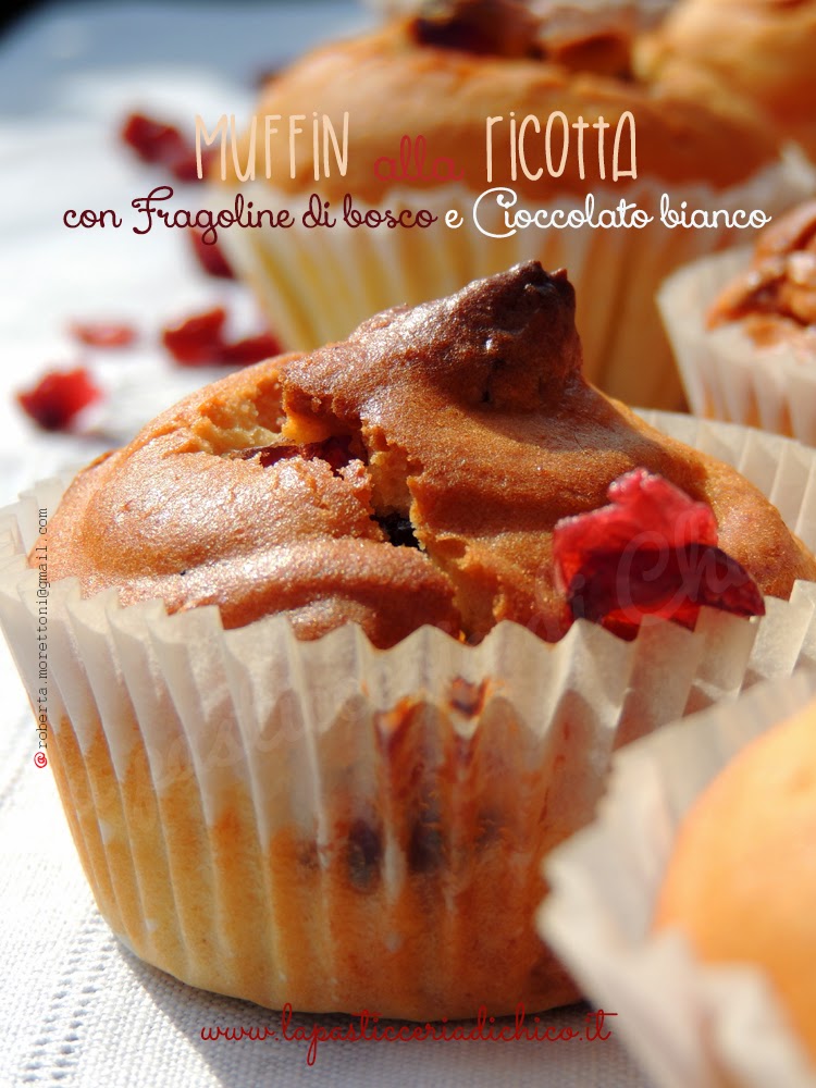 muffin alla ricotta con fragoline di bosco e cioccolato bianco