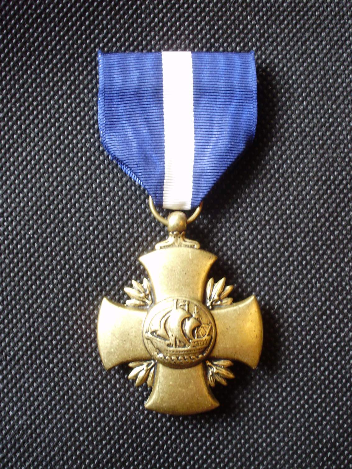 Награда голубой. Синий орден. Голубенький орден. Крест с якорем медаль. Медаль крест с синей лентой.