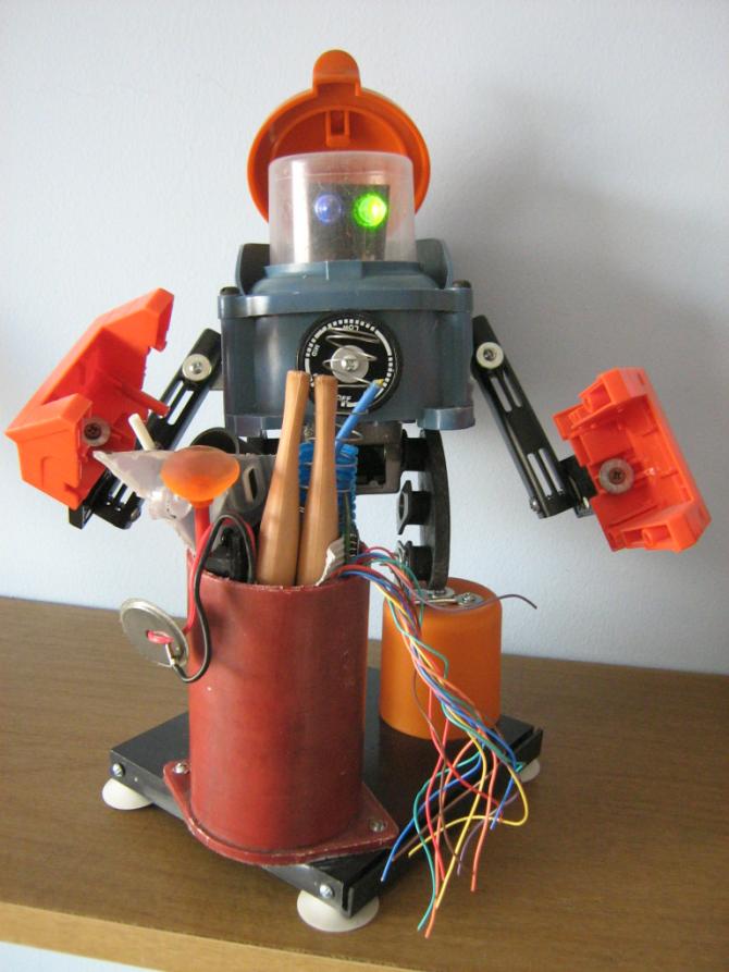Robots caseros con material reciclado. ~ Quiero más diseño