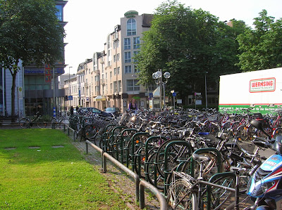 Aparcamiento bicis, Bonn, Alemania, round the world, La vuelta al mundo de Asun y Ricardo, mundoporlibre.com