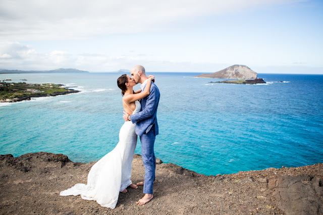 Cliffs wedding photo in Hawaii 