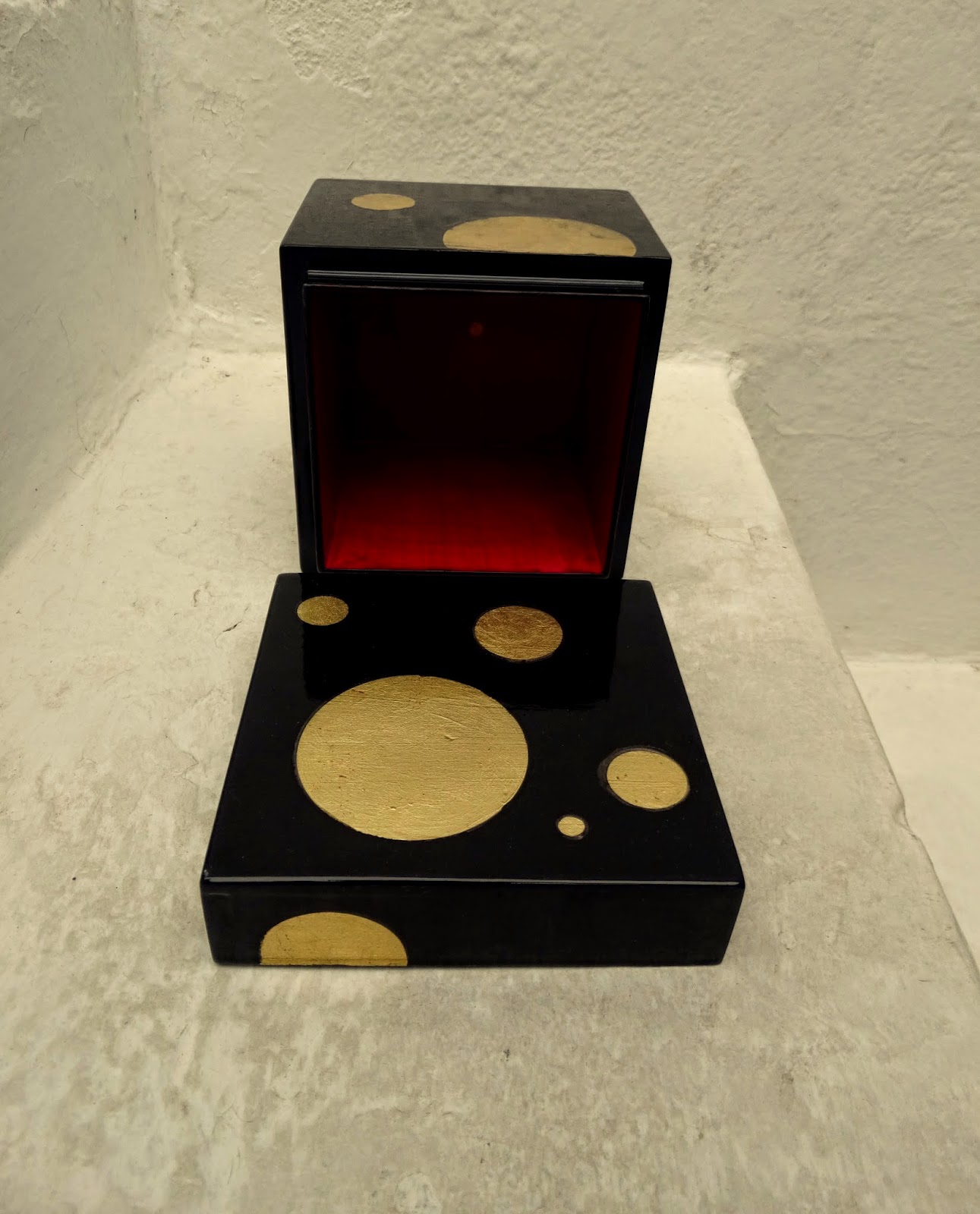 .: CAJA CUBO / (madera con oro) laqueada