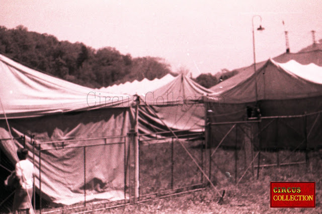 le chapiteau et les tentes écuries de la menagerie du Cirque Franz Althoff 1967