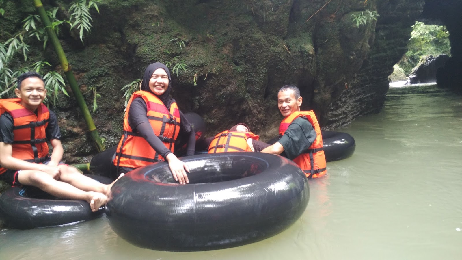 River Tubing di Santirah.