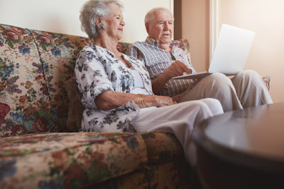 adultos mayores usando la internet importancia de la tecnología para los adultos mayores