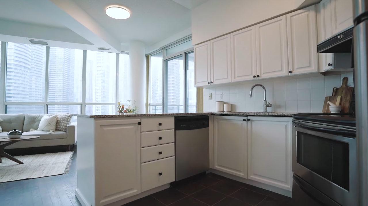 10 Photos vs. 228 Queens Quay West, Unit 2502, Toronto, ON - Luxury Condo & Interior Design Tour 10 Photos vs. 228 Queens Quay West, Unit 2502, Toronto, ON - Luxury Condo & Interior Design Tour