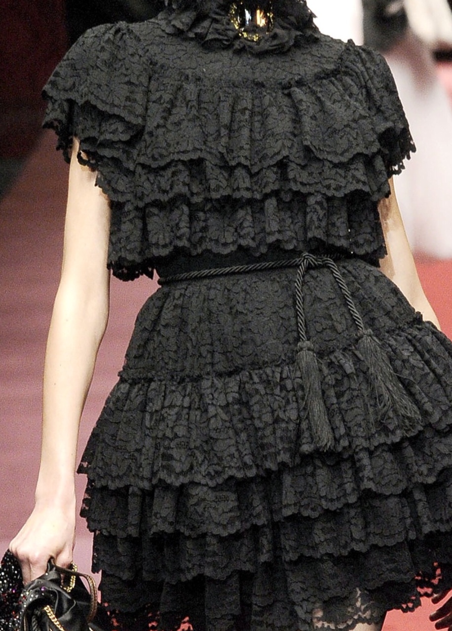 кружево оборки. платье белое с волнами. кружевная оборка на платье. кружевная оборка на платье. рюши из кружева.