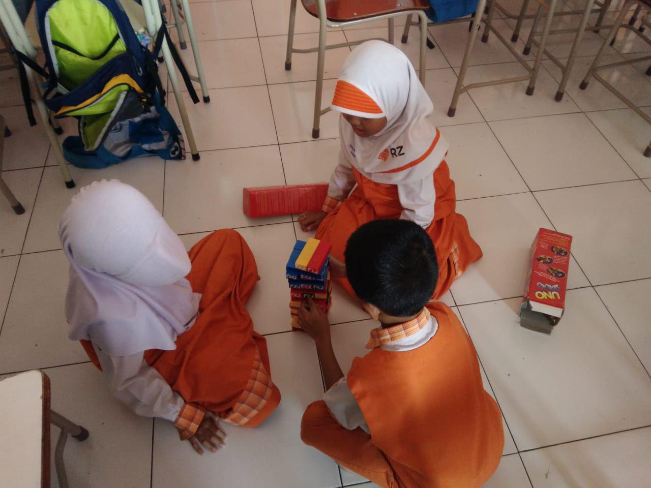 Bahagianya Anak Kelas 2 SD Juara Bandung Bermain Permainan Edukatif