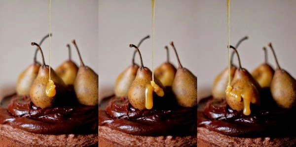 Schokoladen Birnen Torte mit Karamellguss und Mandelknusper ...