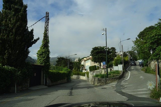 schale Strasse auf der Route de la Tête de Chien, Südfrankreich, Nebel, Zedern, Strassenlaterne