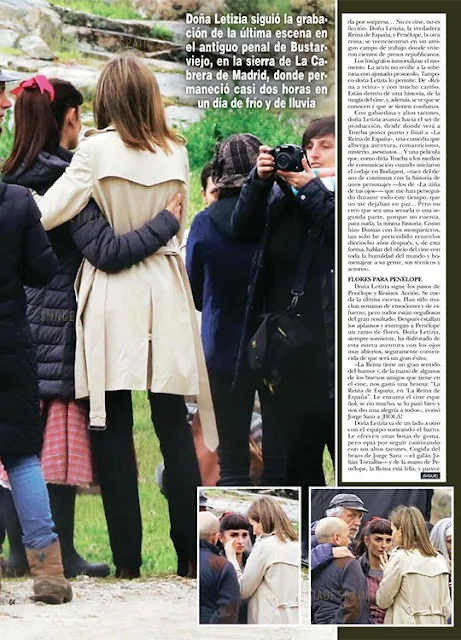 Queen Letizia stayed around 2 hours on set. She was offered a pair of rubber boots that she rejected. Instead, she chose to visit the set arms linked with Jorge Sanz and hand in hand with Penélope Cruz, 
